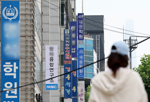 300명에 가까운 현직 교사가 모의고사 문항을 만든 뒤 유명 입시학원에 팔거나 아예 학원 교재를 제작해 주고 돈을 받은 것으로 드러났다. 문항 제작을 대가로 5년 동안 5억원에 가까운 돈을 받았다고 밝힌 교사도 있었다. 23일 서울 강남구 대치동 학원들. 연합뉴스