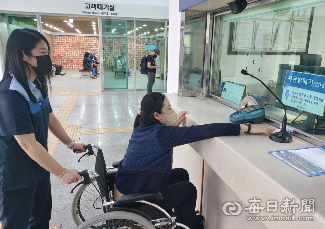 영천역은 매달 직원들이 직접 장애체험을 통해 장애인들의 불편 및 이용편의를 사전 발굴하고 있다. 코레일 영천역 제공