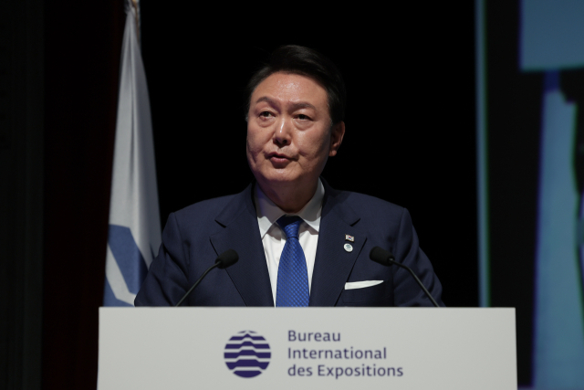 2030 세계박람회 부산 유치 활동 지원을 위해 프랑스를 방문 중인 윤석열 대통령이 20일(현지시간) 파리 이시레몰리노의 제172차 국제박람회기구(BIE) 총회장에서 4차 경쟁 프레젠테이션(PT)을 하고 있다. 연합뉴스