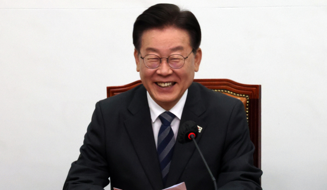 민주당 이재명 대표가 26일 국회 당 사무실에서 열린 최고위에 참석하고 있다. 연합뉴스