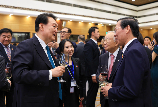 지난 6월 23일 베트남을 국빈 방문한 윤석열 대통령이 하노이 국제컨벤션센터에서 열린 국빈 만찬에서 참석자들과 환담을 나누고 있다. 연합뉴스