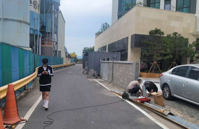 대구 수성구 한 주상복합건물 상가 옆으로 콘크리트 블록담 공사가 진행 중이다. 담벼락 중간중간에는 공사를 막을 목적으로 이동식 컨테이너 구조물이 놓여 있다. 김윤기 기자