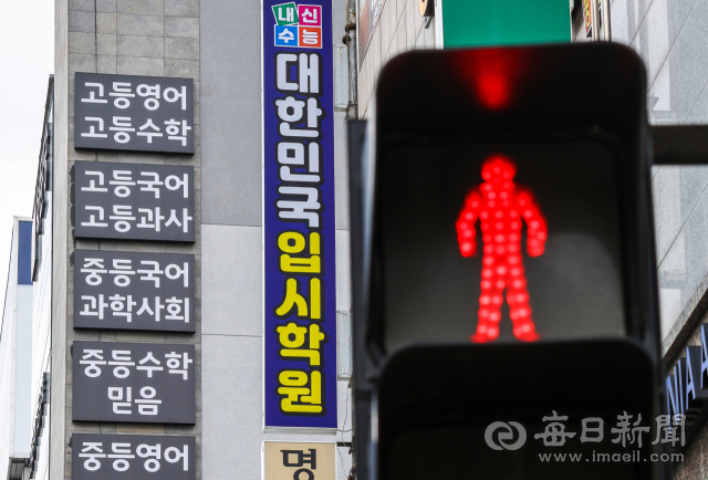 교육부가 공교육 내 교과 보충 지도, 현장 교사 중심 대입 공공 컨설팅, EBS유료강좌 무료제공 등을 주요 내용으로 하는 사교육비 경감 대책을 26일 발표했다. 이날 오후 대구 수성구 입시 학원가 모습. 우태욱 기자 woo@imaeil.com