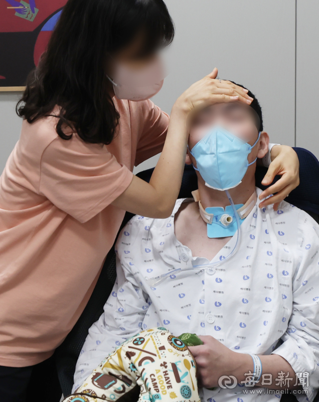지난해 7월 죽곡정수사업소에서 발생한 황화수소 중독 사고로 쓰러진 공무원 김성배 씨의 아내 이현주 씨가 대구 북구 모 병원에서 매일신문과 인터뷰를 하던 중 남편을 보살피고 있다. 안성완 기자 asw0727@imaeil.com