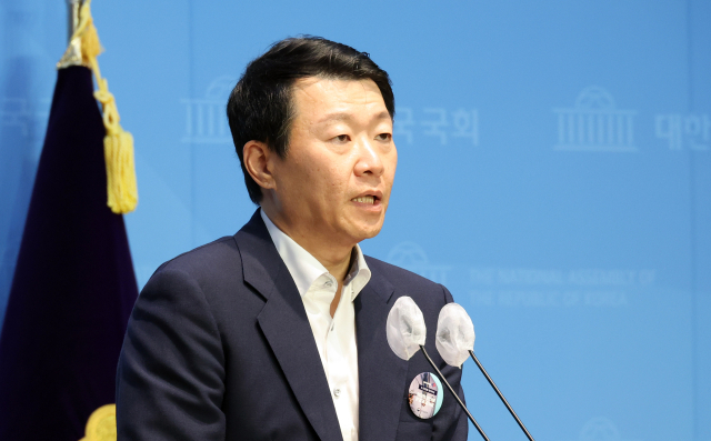 국민의힘 윤희석 대변인이 25일 오전 서울 여의도 국회 소통관에서 논평을 발표하고 있다. 연합뉴스