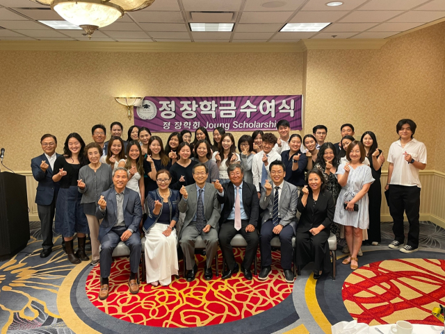 24일 미국 시카고 힐튼호텔에서 열린 장학금 수여식에 참석한 한인2세 학생들과 관계자들이 기념촬영을 하고 있다