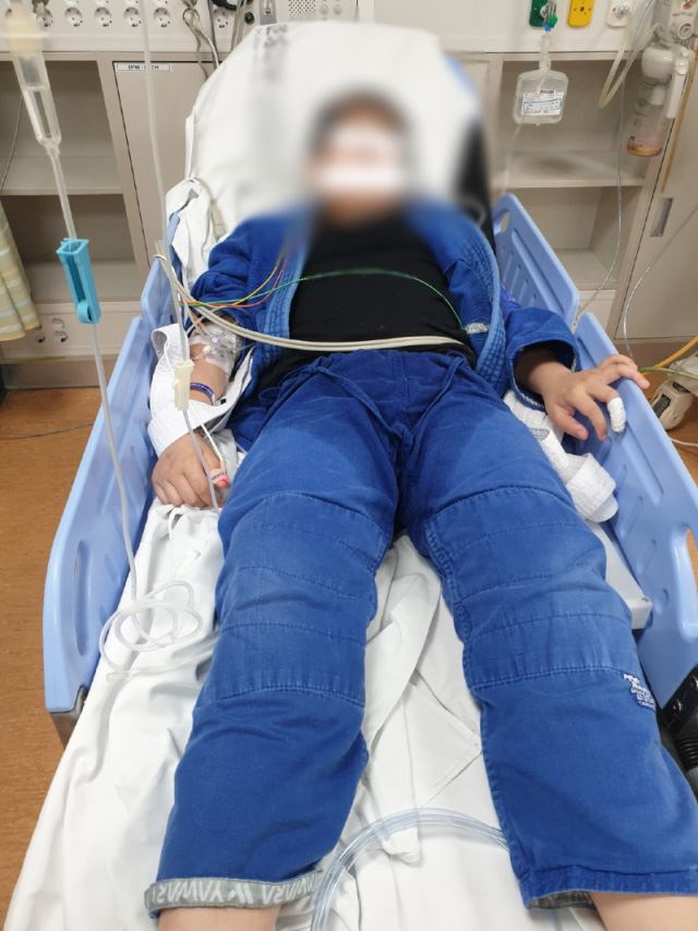 초등학교 5학년 아들이 유도학원에서 관장과 일대일 대결을 벌이다 쓰러져 뇌출혈 증상으로 지적장애 판결을 받았다는 사연이 알려졌다. 보배드림 캡처
