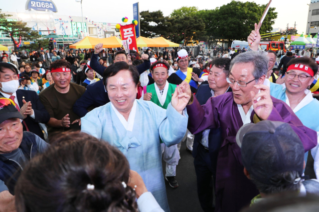 권기창 안동시장의 또 하나의 혁신은 관광과 농업 분야다. 안동의 자원을 활용한 관광과 농업 혁신을 통해 미래먹거리 창출과 마래농업 육성에 나선다는 각오다. 사진은 권기창 안동시장과 권기익 안동시의회 의장이 축제장에서 시민들과 어울려 신명을 내고 있다. 매일신문 D/B