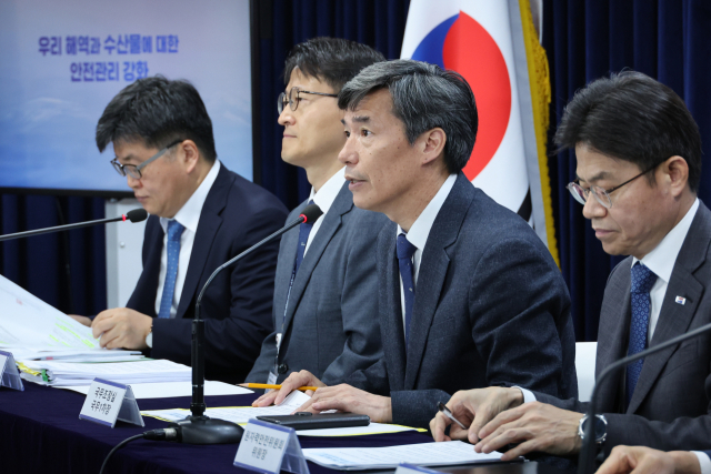 박구연 국무조정실 국무1차장(왼쪽 세번째)이 27일 오전 정부서울청사에서 후쿠시마 원전 오염수 방류에 대한 정부 대응과 관련해 브리핑하고 있다. 연합뉴스
