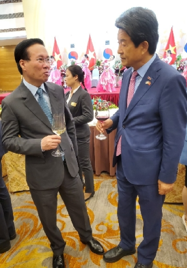 보 반 트엉 베트남 국가주석, 문창섭 삼덕통상 회장. 제공 삼덕통상