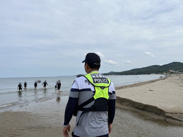 27일 오전 포항시 북구 청하면 월포해수욕장에서 파도에 휩쓸려 깊은 바다로 떠내려가는 미취학 아동을 민간해양구조대원들이 구조하고 있다. 포항해양경찰서 제공.