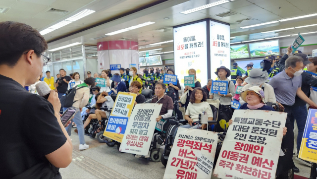 27일 오후 1시 30분쯤 대구장애인차별철폐연대가 대구도시철도 2호선 반월당역 승강장에서 장애인 이동권 보장을 촉구하는 집회를 벌였다. 윤수진 기자