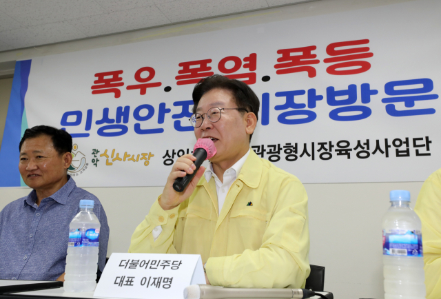민주당 이재명 대표가 27일 관악구 신사시장에서 상인들과 민생안전 간담회를 하고 있다. 연합뉴스