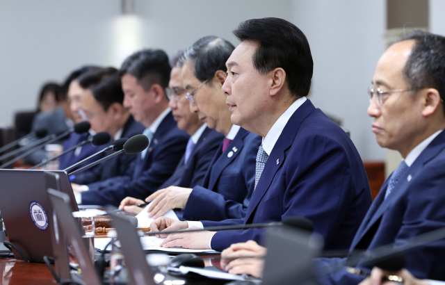 윤석열 대통령이 27일 서울 용산 대통령실 청사에서 국무회의를 주재하고 있다. 연합뉴스