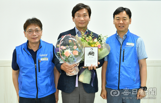 조현일(가운데) 경산시장이 27일 전국시군구공무원노동조합연맹으로부터 감사패를 받았다. 경산시 제공