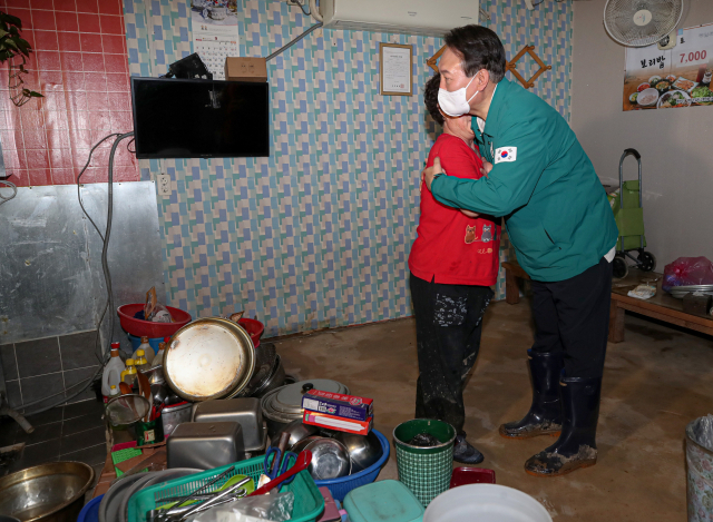 지난해 9월 7일 경북 포항 태풍 힌남노 피해 현장인 남구 오천시장을 찾아 상인들을 격려한 윤석열 대통령. 매일신문DB