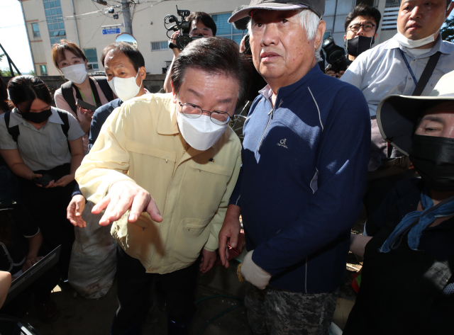 지난해 9월 7일 경북 포항 태풍 힌남노 피해 현장을 찾아 태풍 상륙 당시 상황을 듣고 있는 이재명 더불어민주당 대표. 매일신문DB