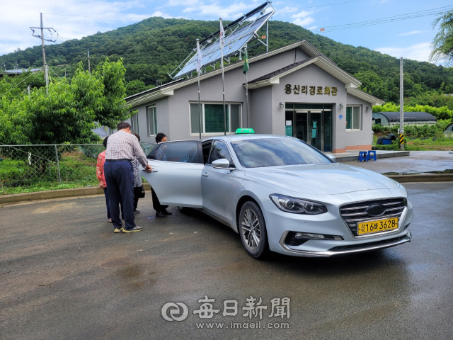 경산시가 7월 1일부터 시행하고 있는 행복택시 사업의 반응이 좋다. 사진은 용성면 용산리 주민들이 용산리마을회관에서 볼일을 보러가기 위해 마을택시를 타고 있다. 경산시 제공