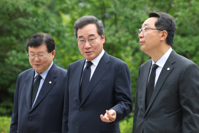 더불어민주당 이낙연 전 대표가 28일 오전 서울 동작구 국립서울현충원에서 고 김대중 전 대통령 묘소를 찾아 참배하고 더불어민주당 설훈, 윤영찬 의원과 대화하고 있다. 연합뉴스