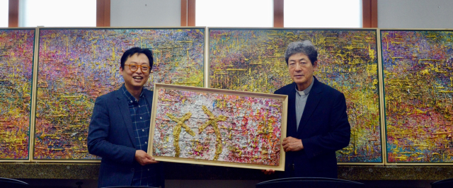 정휴준 대구가톨릭대학교 산학협력단 교수는 28일 천주교 대구대교구에 미술 대형 작품 220호 