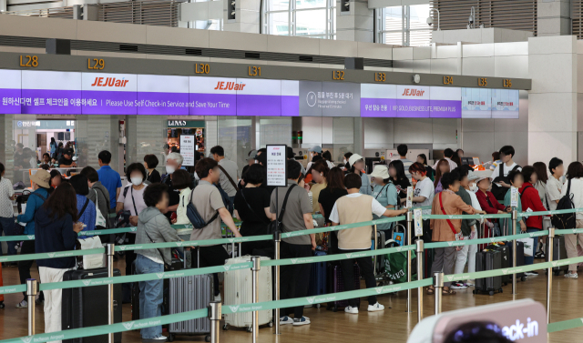 인천국제공항 제1여객터미널에서 오사카 등 일본으로 향하는 여행객들이 탑승수속을 위해 줄을 서고 있다. 연합뉴스