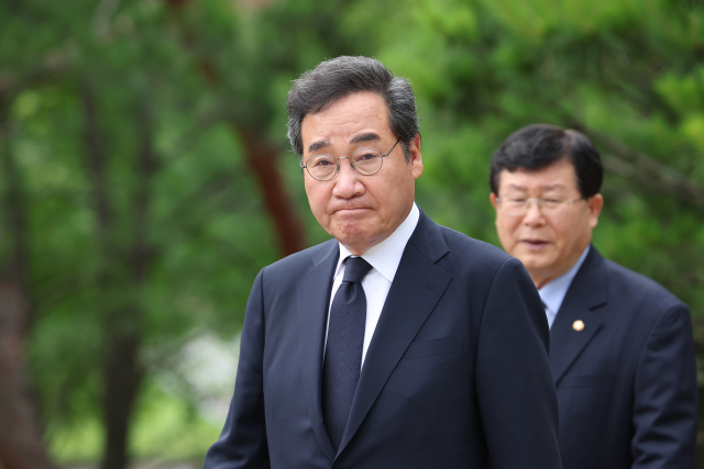 이낙연 전 더불어민주당 대표가 28일 오전 서울 동작구 국립서울현충원에서 고 김대중 전 대통령 묘소를 찾아 이동하고 있다. 연합뉴스