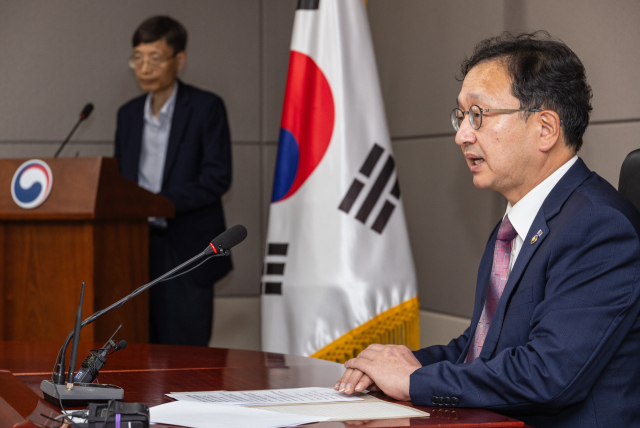 선거관리위원회 채용 비리 실태 전수조사단장을 맡고 있는 국민권익위원회 정승윤 부패 방지 부위원장 겸 사무처장이 28일 오후 서울 종로구 정부서울청사에서 열린 기자간담회에서 선관위 조사와 관련한 상황을 설명하고 있다. 연합뉴스
