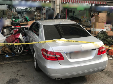 70대 여성 운전 벤츠, 대구 서문시장 돌진 
