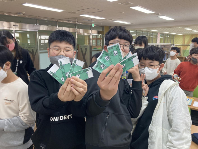 경북도교육청이 초등학생을 대상으로 한 경제교육의 하나로 화폐의 가치와 중요성에 대한 체험형 교육을 진행하고 있는 모습. 경북교육청 제공