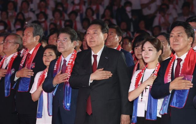 윤석열 대통령이 28일 서울 중구 장충체육관에서 열린 한국자유총연맹 창립 제69주년 기념식에서 국기에 경례하고 있다. 연합뉴스