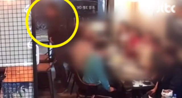 충남 천안시의 한 치킨집에서 손님 10명이 음식 26만원어치를 먹고 도망가는 이른바 