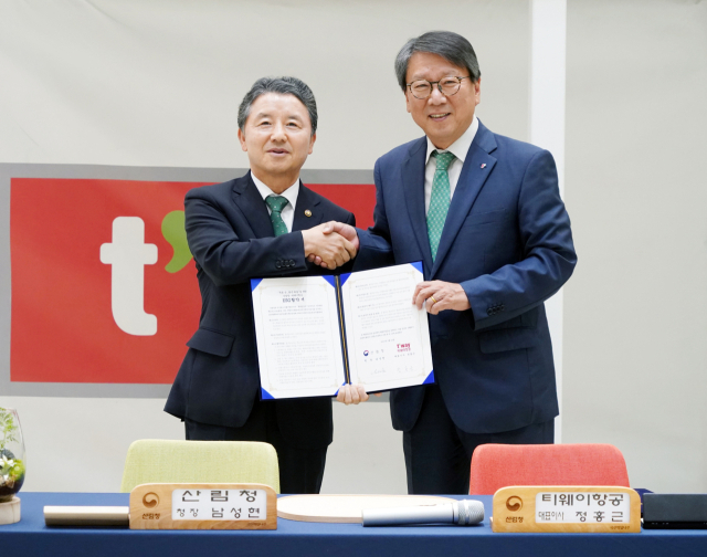 지난 28일 서울 강서구 티웨이항공 훈련센터. 정홍근 티웨이항공 대표(사진 오른쪽)와 남성현 산림청장이 