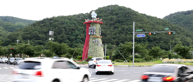 경주 보문관광단지 들머리 첨성대 꽃탑 조형물에 