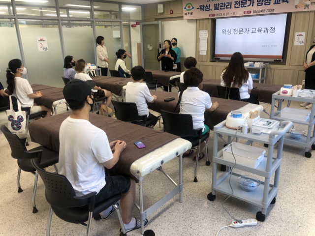 경북도립대학교 청남교육관에서 발관리 및 왁싱 전문가 양성교육 과정 신청 교육생들이 교육을 받고 있다. 예천군 제공