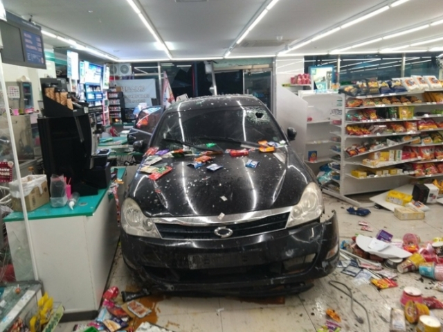 지난 3일 전북 전주시 평화동에서 술에 취한 상태로 승용차를 몰아 삼촌이 운영하는 편의점을 들이받은 30대가 경찰에 붙잡혔다. 전북소방본부