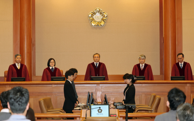 지난 27일 서울 종로구 헌법재판소 대심판정으로 유남석 헌재소장을 비롯한 헌법재판관들이 입장하고 있다. 연합뉴스
