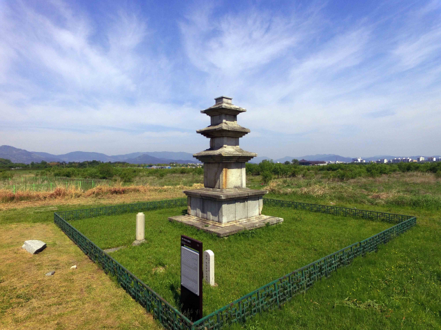 경주 미탄사지 삼층석탑 전경. 문화재청 제공