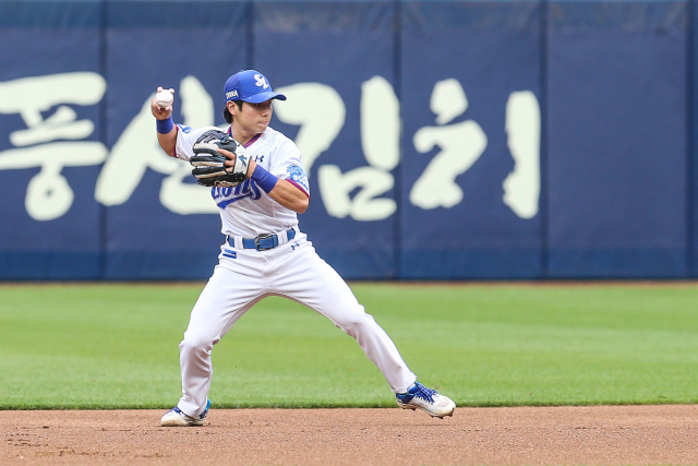 삼성 라이온즈의 2루수 김지찬. 최근 실책이 잦아지고 이것이 패배의 빌미가 되면서 부담이 커지고 있다. 삼성 제공
