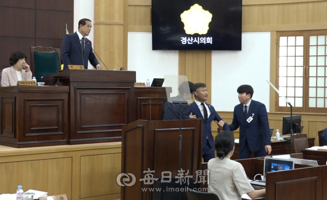 29일 경산시의회 제247회 정례회 제2차 본회의에서 이경원((더불어민주당) 의원이 5분 자유발언 도중 박순득 의장이 제지하고 퇴장 명령을 하자 의회사무국 직원들이 이 의원을 퇴장시키려 하자 반항하고 있다. 매일신문DB
