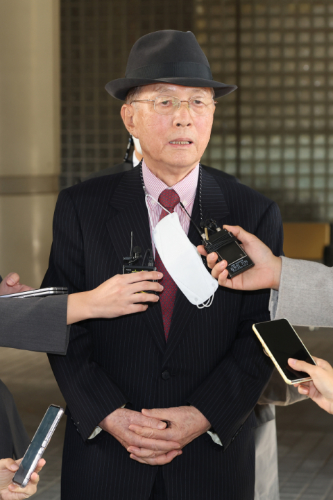 세월호 참사 당일 박근혜 전 대통령이 보고받은 시간을 사후 조작한 혐의로 기소된 김기춘 전 대통령 비서실장에게 무죄가 확정됐다. 대법원 2부는 허위공문서 작성 및 행사 혐의로 기소된 김 전 실장에게 무죄를 선고한 파기환송심 판결을 29일 확정했다. 김 전 비서실장이 지난해 11월 서울고법에서 열린 파기환송심 선고 공판을 마치고 나서며 취재진 질문에 답하고 있다. 연합뉴스