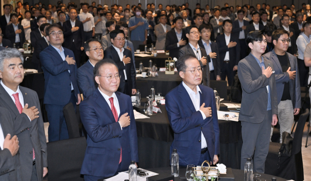 홍준표(앞줄 왼쪽 세 번째) 대구시장, 윤재옥(앞줄 왼쪽 두 번째) 국민의힘 원내대표 등 참석자들이 29일 서울 여의도 한 호텔에서 열린 2023 대구 투자설명회에서 국기에 대한 경례를 하고 있다. 대구시 제공