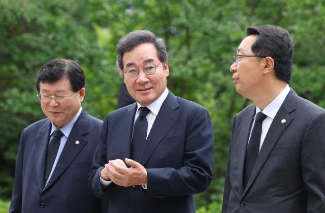 이낙연 전 더불어민주당 대표가 28일 서울 동작구 국립서울현충원에서 고 김대중 전 대통령 묘소를 찾아 참배하고 더불어민주당 설훈, 윤영찬 의원과 대화하고 있다. 연합뉴스