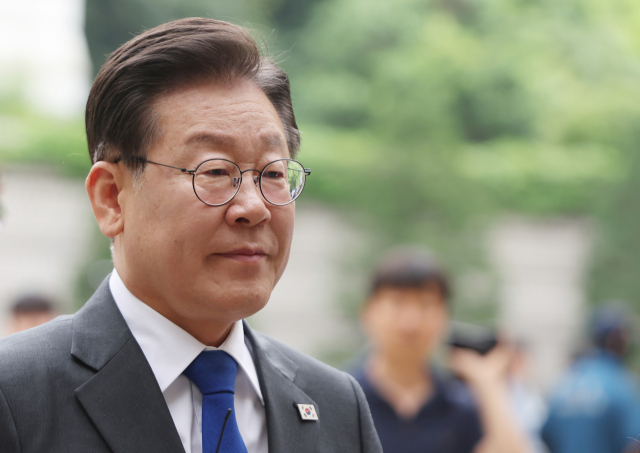 더불어민주당 이재명 대표가 30일 오전 서초구 서울중앙지법에서 열린 공직선거법 위반 혐의와 관련한 공판에 출석하기 위해 법정으로 향하고 있다. 연합뉴스