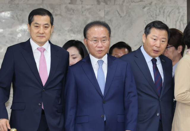 국민의힘 윤재옥 원내대표가 30일 오전 국회에서 원내대책회의에 참석하고 있다. 왼쪽부터 박대출 정책위의장, 윤 원내대표, 이철규 사무총장. 연합뉴스