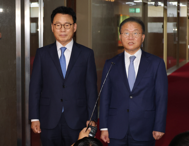 국민의힘 윤재옥 원내대표와 민주당 박광온 원내대표가 30일 국회의장실에서 비공개 회동 후 기자들에게 내용을 설명하고 있다. 연합뉴스