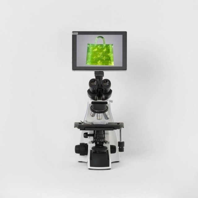 미국 뉴욕의 창작단체 '미스치프(MSCHF)'에서 공개한 해당 가방의 현미경 관찰본. MSCHF 인스타그램