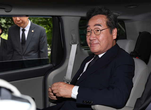 더불어민주당 이낙연 전 대표가 28일 오전 서울 동작구 국립서울현충원에서 고 김대중 전 대통령 묘소를 찾아 참배하고 차에 타 있다. 연합뉴스