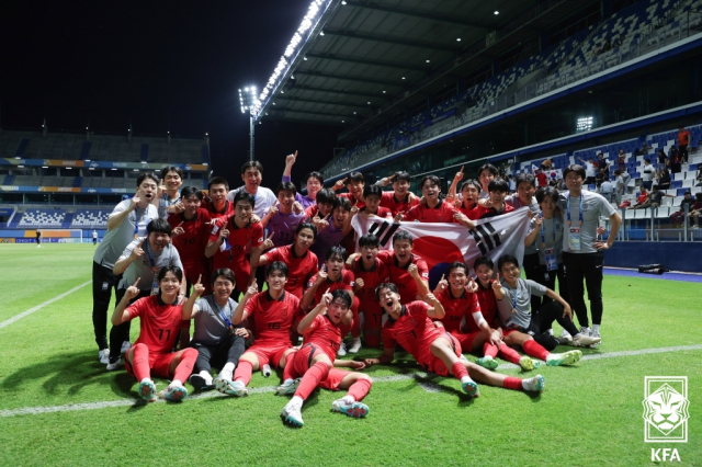 29일(현지시간) 태국 빠툼타니 스타디움에서 열린 2023 아시아축구연맹(AFC) 17세 이하(U-17) 아시안컵 4강전에서 우즈베키스탄을 1-0으로 꺾으며 결승에 진출한 대표팀 선수들이 기념사진을 찍고 있다. 연합뉴스