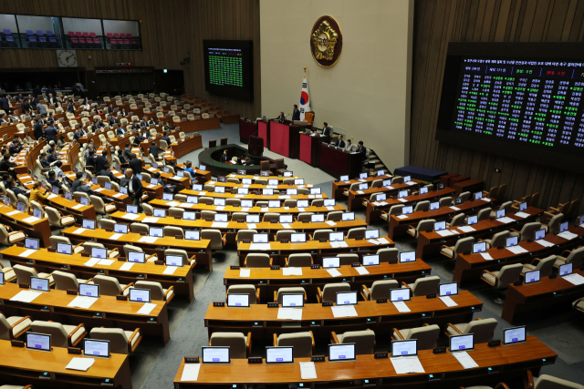 30일 오후 국회 본회의에서 후쿠시마 오염수 방류 철회 촉구 결의안이 야당 단독으로 채택되고 있다. 연합뉴스