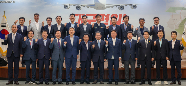 30일 오후 경북 군위군청에서 열린 민선 8기 제4차 경상북도시장군수협의회 정기회의에서 이철우 경상북도지사와 김진열 군위군수를 비롯한 참석자들이 협의회를 마치고 7월 1일부터 대구시에 편입되는 군위군을 위해 